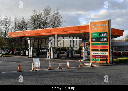 Bristol, Royaume-Uni. 9th avril 2022. La station-service de Sainsbury à Winterstoke Road à Bristol est à court de carburant et est fermée par des cônes et un panneau qui bloque l'entrée. Crédit photo : Graham Hunt/Alamy Live News Banque D'Images