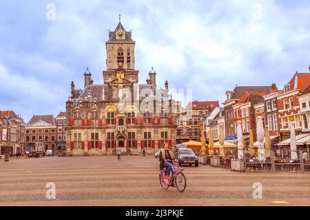 Delft, pays-Bas - 6 avril 2016 : hôtel de ville et place du marché Markt Banque D'Images