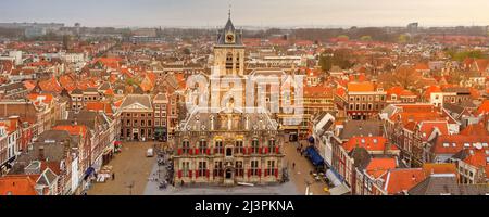 Delft, pays-Bas - 6 avril 2016 : hôtel de ville et panorama de la bannière de la place du marché Banque D'Images