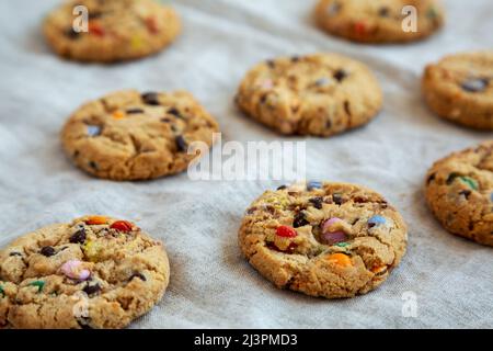 Biscuits aux bonbons au chocolat faits maison, vue latérale. Banque D'Images