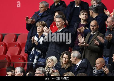 AMSTERDAM - (lr) Truus van Gaal, Louis van Gaal, directeur technique de Sparta Gerard Nijkamp dans les stands pendant le match de première ligue néerlandais entre Ajax et Sparta Rotterdam à la Johan Cruijff Arena le 9 avril 2022 à Amsterdam, pays-Bas. ANP MAURICE VAN STEEN Banque D'Images