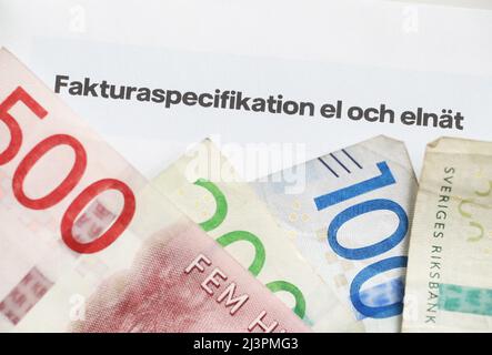 Bientôt, la compensation des prix élevés de l'électricité de l'hiver commencera à être versée aux consommateurs d'électricité autour de la Suède. Plusieurs compagnies de réseau d'électricité visent à payer la compensation par des déductions sur la facture d'avril. Sur la photo : billets suédois sur une facture de la société de réseau électrique Vattenfall. Banque D'Images