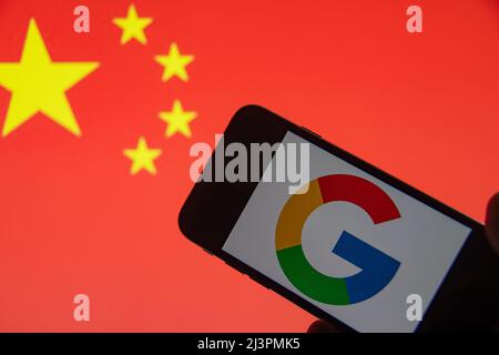 Rheinbach, Allemagne 1 avril 2022, le logo de la marque « Google » devant un drapeau chinois (en particulier le logo de la marque) Banque D'Images