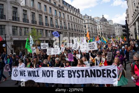 Oxford Street, Londres, Royaume-Uni. 9th avril 2022. Extinction les manifestants de la rébellion se rassemblent à Londres avant une période d'actions de résistance civile susceptibles de provoquer des perturbations dans la ville et au-delà, pour protester contre les causes présumées du changement climatique. Ils se sont assis et ont bloqué Oxford Street et ont défilé sur Regent Street. Banque D'Images