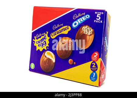 Paquet de 5 œufs au chocolat fourrés mélangés Cadbury Banque D'Images