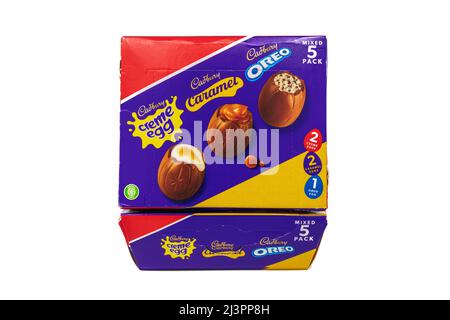 Paquet de 5 œufs au chocolat fourrés mélangés Cadbury Banque D'Images