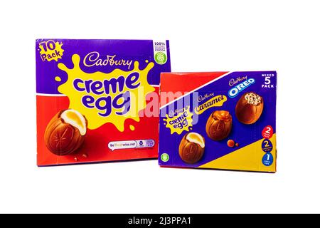 Paquet de 10 œufs Creme Cadbury et paquet de 5 œufs au chocolat fourrés Cadbury sur fond blanc Banque D'Images