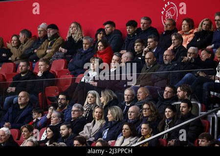 AMSTERDAM - (lr) Truus van Gaal, Louis van Gaal dans les stands pendant le match hollandais Eredivisie entre Ajax et Sparta Rotterdam à la Johan Cruijff Arena le 9 avril 2022 à Amsterdam, pays-Bas. ANP MAURICE VAN STEEN Banque D'Images