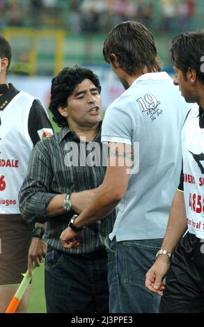 Diego Armando Maradona et Paolo Maldini ,'Partita del Cuore', match de charité entre les chanteurs nationaux et l'équipe d'or pour les enfants Banque D'Images