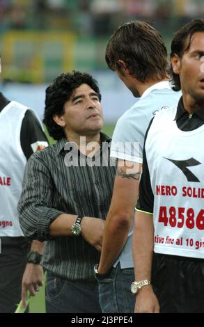 Diego Armando Maradona et Paolo Maldini ,'Partita del Cuore', match de charité entre les chanteurs nationaux et l'équipe d'or pour les enfants Banque D'Images