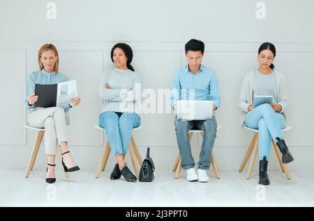 L'attente me tue. Photo d'un groupe d'hommes d'affaires en file d'attente dans un bureau. Banque D'Images