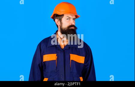 Constructeur ou architecte barbu en uniforme et casque de sécurité. Ouvrier de la construction en casque de sécurité. Banque D'Images