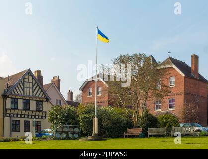 Le drapeau de l'Ukraine s'est envolé dans le mât de solidarité dans les terrains de la cathédrale de Lichfield, Lichfield, Staffordshire, Angleterre, Royaume-Uni Banque D'Images