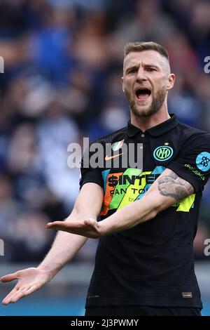 Stade San Siro, Milan, Italie, 09 avril 2022, Milan Skriniar (FC Internazionale) gestes pendant Inter - FC Internazionale vs Hellas Verona FC - football italien série A match Banque D'Images