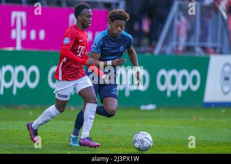 UTRECHT, PAYS-BAS - AVRIL 9: Tijjani Noslin de Fortuna Sittard bataille pour le ballon avec Djevencio van der Kust du FC Utrecht lors du match néerlandais entre Eredivisie du FC Utrecht et Fortuna Sittard au Stadion Galgenwaard le 9 avril 2022 à Utrecht, pays-Bas (photo de Joris Verwijst/Orange Pictures) Banque D'Images