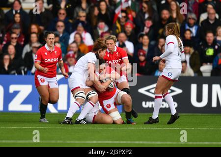 Sioned Harries of Wales Women est affrontée par Marlie Packer of England Women et Sarah Hunter of England Women lors du match des femmes de l'Angleterre et des femmes du pays de Galles des 6 nations de Women au Kingsholm Stadium, Gloucester, Royaume-Uni, le 9 avril 2022. Photo de Scott Boulton. Utilisation éditoriale uniquement, licence requise pour une utilisation commerciale. Aucune utilisation dans les Paris, les jeux ou les publications d'un seul club/ligue/joueur. Crédit : UK Sports pics Ltd/Alay Live News Banque D'Images