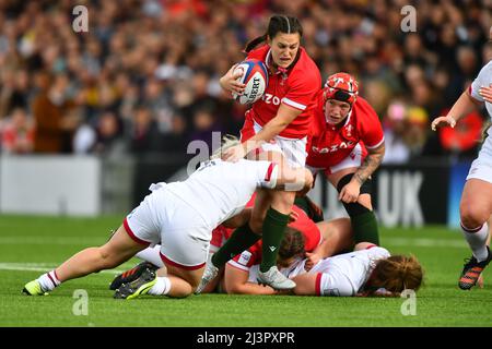 Marlie Packer of England Women s'attaque aux femmes Ffion Lewis of Wales lors du match des femmes des 6 nations des femmes d'Angleterre et des femmes du pays de Galles au stade Kingsholm, Gloucester, Royaume-Uni, le 9 avril 2022. Photo de Scott Boulton. Utilisation éditoriale uniquement, licence requise pour une utilisation commerciale. Aucune utilisation dans les Paris, les jeux ou les publications d'un seul club/ligue/joueur. Crédit : UK Sports pics Ltd/Alay Live News Banque D'Images