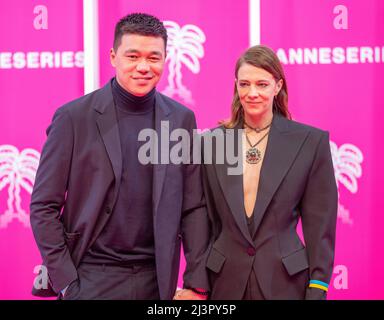 Cannes, France, 2 avril 2022, DANIYAR ALSHINOV (acteur) et CÉLINE SALLLETTE (actrice) 'INFINITI' assistent au Pink Carpet lors du Festival des Canneseries 5th à Cannes, France Banque D'Images