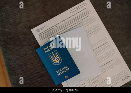 Document PESEL, passeport ukrainien et stylo sur fond de table blanc. Banque D'Images