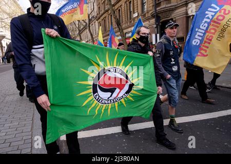 Londres, Royaume-Uni 9th avril 2022. Les syndicats du Royaume-Uni se rallient à l'Ukraine. Des membres du mouvement antifasciste d'Antifa Enternasyonal participent au rassemblement. Banque D'Images