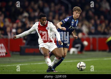 AMSTERDAM - (lr) Jurrien Timber of Ajax, Sven Mijnans of Sparta Rotterdam lors du match hollandais entre Ajax et Sparta Rotterdam à la Johan Cruijff Arena le 9 avril 2022 à Amsterdam, pays-Bas. ANP MAURICE VAN STEEN Banque D'Images