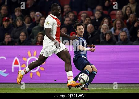 AMSTERDAM - (lr) Brian Brobbey d'Ajax, Dirk Abels de Sparta Rotterdam lors du match hollandais entre Ajax et Sparta Rotterdam à la Johan Cruijff Arena le 9 avril 2022 à Amsterdam, pays-Bas. ANP MAURICE VAN STEEN Banque D'Images