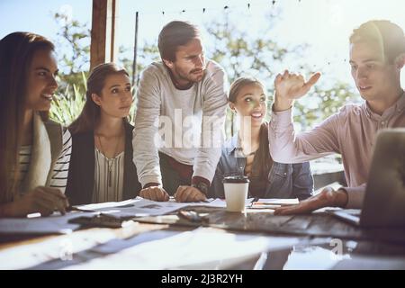 Les bonnes idées sont à droite de lui. Photo d'un groupe de collègues ayant une réunion dans un café. Banque D'Images