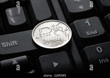 Ruble coin sur le clavier gros-up, l'argent russe pour le commerce électronique en ligne et le gain d'Internet. Concept d'économie numérique de la Russie, paiement, achat Banque D'Images