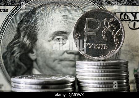 Pièce de rouble sur fond de facture du dollar américain, l'argent du rouble russe est soumis à des sanctions. Concept de crise économique, financement de la Russie, change r Banque D'Images