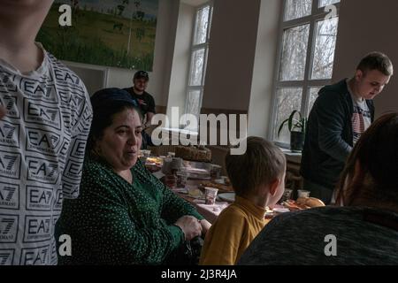 Une famille ROM célèbre l'anniversaire d'un jeune homme de leur communauté, elle le célèbre dans une pièce du centre des réfugiés de la région de Gagaouzie, en Moldavie. Les Roms « romanies », également connus sous le nom de « tziganes », font partie des 4 millions de personnes déplacées par la violence du conflit armé en Ukraine, placées dans des centres d’aide aux réfugiés dans différentes parties de la Moldova. Ils sont généralement organisés et séparés des autres groupes.il n'y a pas de données précises, mais selon des organisations telles que la Fundación Secretariado Gitano, il y a environ 400 000 Roms vivant en Ukraine. (Photo par ISR Banque D'Images