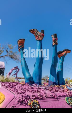 Quatre jambes de mannequin à l'envers sur le toit de voiture dans la colonie de Jésus-est près de la mer de Salton en Californie du Sud. Cet art est l'un des nombreux dans le thi Banque D'Images