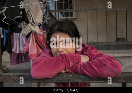 Chisinau, Moldavie. 08th avril 2022. Une jeune fille ROM est photographiée au centre des réfugiés. Les Roms « romanies », également connus sous le nom de « tziganes », font partie des 4 millions de personnes déplacées par la violence du conflit armé en Ukraine, placées dans des centres d’aide aux réfugiés dans différentes parties de la Moldova. Ils sont généralement organisés et séparés des autres groupes.il n'y a pas de données précises, mais selon des organisations telles que la Fundación Secretariado Gitano, il y a environ 400 000 Roms vivant en Ukraine. (Photo par Israel Fuguemann/SOPA Images/Sipa USA) crédit: SIPA USA/Alay Live News Banque D'Images