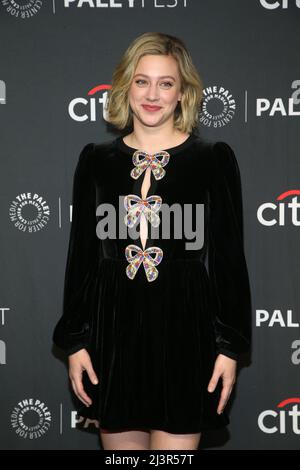 Hollywood, env. 9th avril 2022. Lili Reinhart au tapis rouge de Riverdale pendant le PaleyFest la 2022 au Dolby Theatre à Hollywood, Californie, le 9 avril 2022. Crédit : Faye Sadou/Media Punch/Alay Live News Banque D'Images