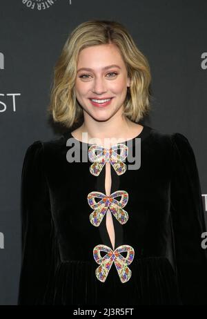 Hollywood, env. 9th avril 2022. Lili Reinhart au tapis rouge de Riverdale pendant le PaleyFest la 2022 au Dolby Theatre à Hollywood, Californie, le 9 avril 2022. Crédit : Faye Sadou/Media Punch/Alay Live News Banque D'Images