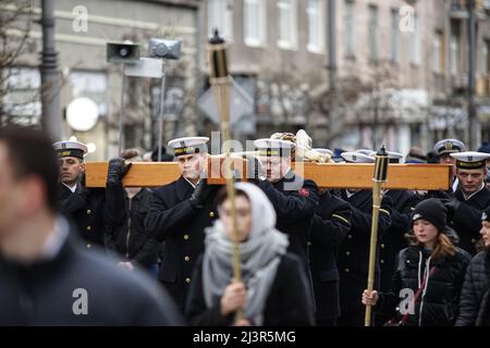 Gdansk, Pologne 8th, avril 2022 des soldats Navay polonais assistant à la procession sur le chemin de la Croix sont vus le 8 avril 2022 à Gdynia, Pologne. Voie de la Croix également connu comme voie des Sorrows ou via Crucis processions sont habituellement observés pendant le Carême, surtout les vendredis de Lenten et surtout le Vendredi Saint. C'est l'une des dévotions les plus populaires pour les catholiques romains. La dévotion consiste à méditer sur 14 événements qui forment les 14 stations de la croix. Le but de cette dévotion est de se concentrer sur la passion de Jésus-Christ. Credit: Vadim Pacajev/Alay Live News Banque D'Images