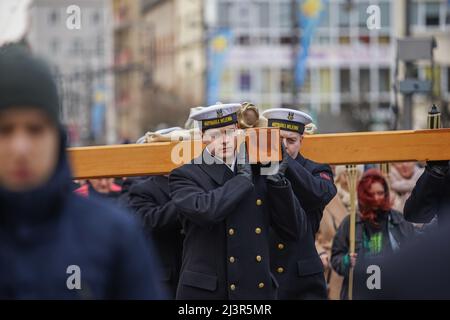 Gdansk, Pologne 8th, avril 2022 des soldats Navay polonais assistant à la procession sur le chemin de la Croix sont vus le 8 avril 2022 à Gdynia, Pologne. Voie de la Croix également connu comme voie des Sorrows ou via Crucis processions sont habituellement observés pendant le Carême, surtout les vendredis de Lenten et surtout le Vendredi Saint. C'est l'une des dévotions les plus populaires pour les catholiques romains. La dévotion consiste à méditer sur 14 événements qui forment les 14 stations de la croix. Le but de cette dévotion est de se concentrer sur la passion de Jésus-Christ. Credit: Vadim Pacajev/Alay Live News Banque D'Images