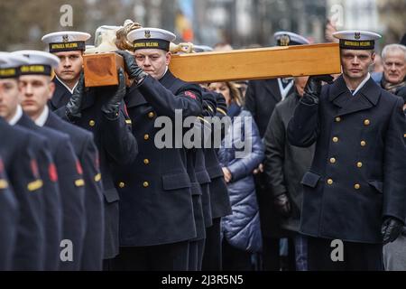 Gdansk, Pologne 8th, avril 2022 des soldats Navay polonais assistant à la procession sur le chemin de la Croix sont vus le 8 avril 2022 à Gdynia, Pologne. Voie de la Croix également connu comme voie des Sorrows ou via Crucis processions sont habituellement observés pendant le Carême, surtout les vendredis de Lenten et surtout le Vendredi Saint. C'est l'une des dévotions les plus populaires pour les catholiques romains. La dévotion consiste à méditer sur 14 événements qui forment les 14 stations de la croix. Le but de cette dévotion est de se concentrer sur la passion de Jésus-Christ. Credit: Vadim Pacajev/Alay Live News Banque D'Images