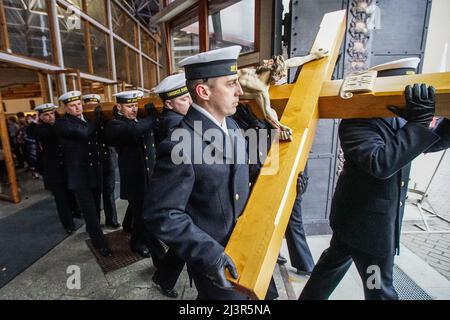 Gdansk, Pologne 8th, avril 2022 des soldats Navay polonais assistant à la procession sur le chemin de la Croix sont vus le 8 avril 2022 à Gdynia, Pologne. Voie de la Croix également connu comme voie des Sorrows ou via Crucis processions sont habituellement observés pendant le Carême, surtout les vendredis de Lenten et surtout le Vendredi Saint. C'est l'une des dévotions les plus populaires pour les catholiques romains. La dévotion consiste à méditer sur 14 événements qui forment les 14 stations de la croix. Le but de cette dévotion est de se concentrer sur la passion de Jésus-Christ. Credit: Vadim Pacajev/Alay Live News Banque D'Images