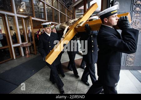 Gdansk, Pologne 8th, avril 2022 des soldats Navay polonais assistant à la procession sur le chemin de la Croix sont vus le 8 avril 2022 à Gdynia, Pologne. Voie de la Croix également connu comme voie des Sorrows ou via Crucis processions sont habituellement observés pendant le Carême, surtout les vendredis de Lenten et surtout le Vendredi Saint. C'est l'une des dévotions les plus populaires pour les catholiques romains. La dévotion consiste à méditer sur 14 événements qui forment les 14 stations de la croix. Le but de cette dévotion est de se concentrer sur la passion de Jésus-Christ. Credit: Vadim Pacajev/Alay Live News Banque D'Images