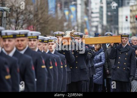 Gdansk, Pologne 8th, avril 2022 des soldats Navay polonais assistant à la procession sur le chemin de la Croix sont vus le 8 avril 2022 à Gdynia, Pologne. Voie de la Croix également connu comme voie des Sorrows ou via Crucis processions sont habituellement observés pendant le Carême, surtout les vendredis de Lenten et surtout le Vendredi Saint. C'est l'une des dévotions les plus populaires pour les catholiques romains. La dévotion consiste à méditer sur 14 événements qui forment les 14 stations de la croix. Le but de cette dévotion est de se concentrer sur la passion de Jésus-Christ. Credit: Vadim Pacajev/Alay Live News Banque D'Images