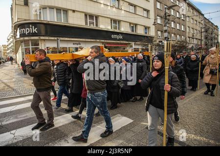 Gdansk, Pologne 8th, avril 2022 les Ukrainiens qui virent dans la ville, portant une croix géante sur leurs épaules et assistant à la procession de la Croix, sont vus le 8 avril 2022 à Gdynia, Pologne. Voie de la Croix également connu comme voie des Sorrows ou via Crucis processions sont habituellement observés pendant le Carême, surtout les vendredis de Lenten et surtout le Vendredi Saint. C'est l'une des dévotions les plus populaires pour les catholiques romains. La dévotion consiste à méditer sur 14 événements qui forment les 14 stations de la croix. Le but de cette dévotion est de se concentrer sur la passion de Jésus-Christ. Crédit: Vadim Pa Banque D'Images