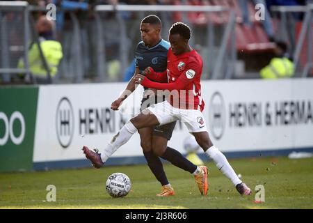 UTRECHT - (lr) Tijjani Noslin de Fortuna Sittard , Djevencio van der Kust du FC Utrecht lors du match hollandais Eredivisie entre le FC Utrecht et Fortuna Sittard à Stadion Galgenwaard le 9 avril 2022 à Utrecht, pays-Bas. ANP BART STOUTJEDIJK Banque D'Images