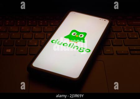 Brésil. 09th avril 2022. Dans cette illustration, le logo Duolingo affiché sur un smartphone. (Photo de Rafael Henrique/SOPA Images/Sipa USA) crédit: SIPA USA/Alay Live News Banque D'Images