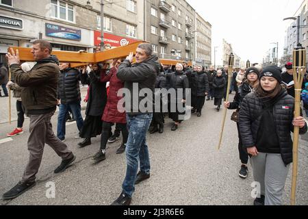 Gdansk, Pologne 8th, avril 2022 les Ukrainiens qui virent dans la ville, portant une croix géante sur leurs épaules et assistant à la procession de la Croix, sont vus le 8 avril 2022 à Gdynia, Pologne. Voie de la Croix également connu comme voie des Sorrows ou via Crucis processions sont habituellement observés pendant le Carême, surtout les vendredis de Lenten et surtout le Vendredi Saint. C'est l'une des dévotions les plus populaires pour les catholiques romains. La dévotion consiste à méditer sur 14 événements qui forment les 14 stations de la croix. Le but de cette dévotion est de se concentrer sur la passion de Jésus-Christ. (Photo de Vadim Banque D'Images