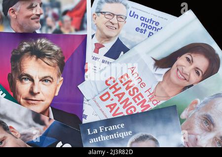 Les programmes (manifestes) des 12 candidats à l'élection présidentielle française 2022 (appelée "profession de foi" en français) et les bulletins de vote envoyés aux boîtes aux lettres des électeurs le 9 avril 2022 à Paris, France. Les électeurs français se dirigent vers les urnes pour voter le 10 avril 2022 pour le premier tour de l'élection présidentielle, pour élire leur nouveau président de la République. Banque D'Images