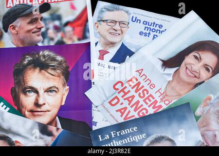 Les programmes (manifestes) des 12 candidats à l'élection présidentielle française 2022 (appelée "profession de foi" en français) et les bulletins de vote envoyés aux boîtes aux lettres des électeurs le 9 avril 2022 à Paris, France. Les électeurs français se dirigent vers les urnes pour voter le 10 avril 2022 pour le premier tour de l'élection présidentielle, pour élire leur nouveau président de la République. Banque D'Images