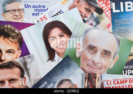 Les programmes (manifestes) des 12 candidats à l'élection présidentielle française 2022 (appelée "profession de foi" en français) et les bulletins de vote envoyés aux boîtes aux lettres des électeurs le 9 avril 2022 à Paris, France. Les électeurs français se dirigent vers les urnes pour voter le 10 avril 2022 pour le premier tour de l'élection présidentielle, pour élire leur nouveau président de la République. Banque D'Images