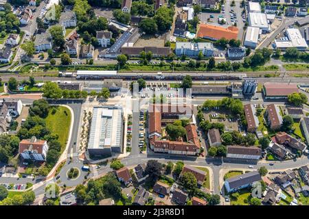 Vue aérienne, gare de Kamen avec parking de plusieurs étages et bâtiment de l'autorité de police de district d'Unna le poste de police de Kamen, Kamen, Ruhr sont Banque D'Images