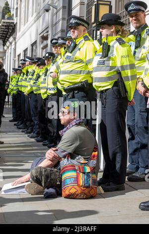 Westminster, Londres, Royaume-Uni. 9th avril 2022. Extinction les manifestants de la rébellion ont bloqué les routes et perturbé la circulation autour du centre de Londres, y compris Oxford Street, Regent Street et autour de Westminster. Les bureaux de BP ont été la cible de manifestations mais ont été fortement protégés par la police. Le siège social mondial de BP, situé sur la place Saint-James, dans le centre de Londres Banque D'Images