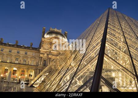 Paris, France - 18 novembre 2021 : vue nocturne du Musée du Louvre avec la Pyramide. C'est l'une des destinations de voyage les plus populaires de Franc Banque D'Images